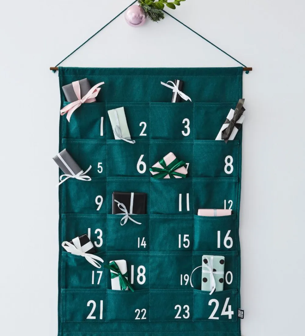 Julekalender-Design Letters Julekalender - 73 cm - Mørkegrøn