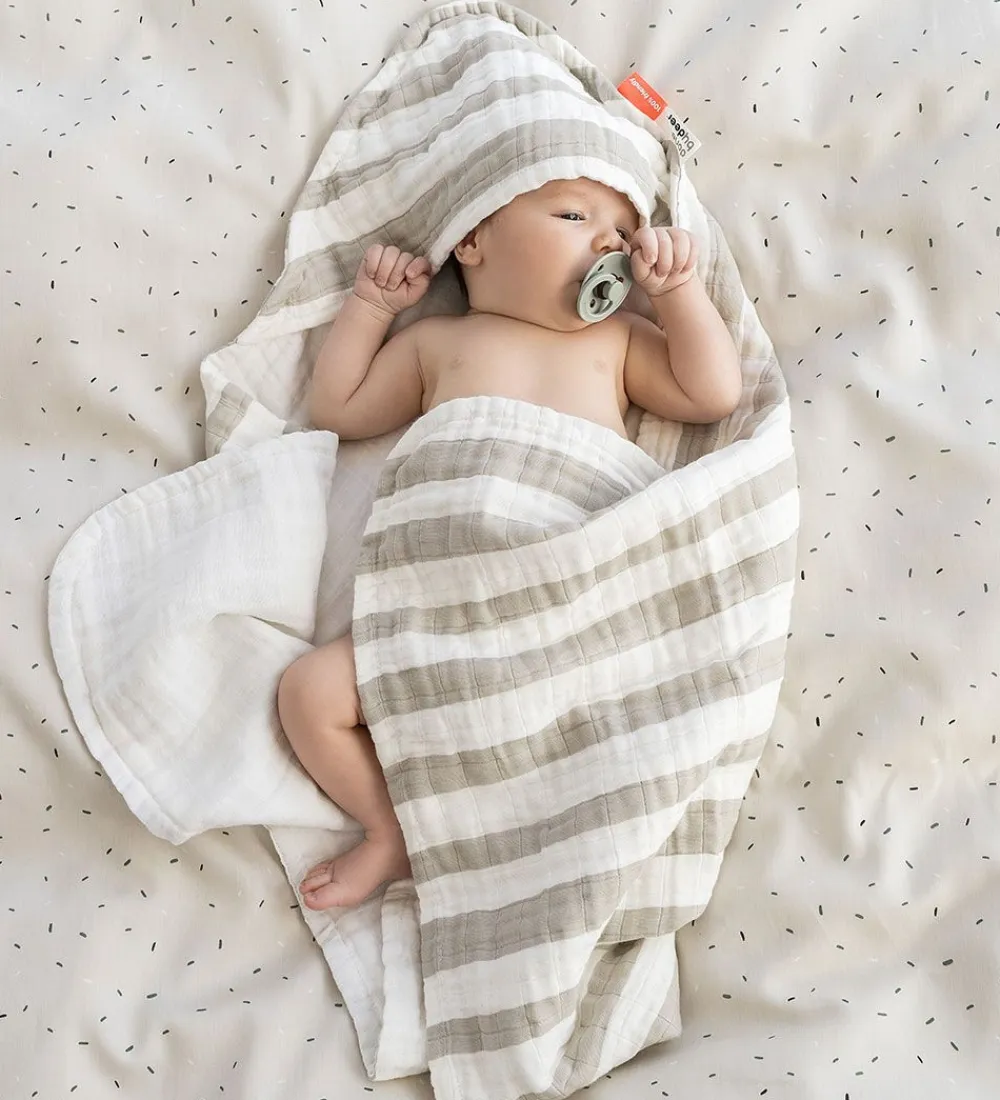 Done by Deer Babyhåndklæde- Og Poncho|Håndklæder*Babyhåndklæde - 70x70 cm - Stripes Sand