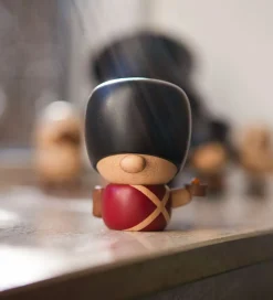 FableWood Pyntefigurer*H.C. Andersen - Fyrtøjet - 8 cm - Natur/Rød/Sort
