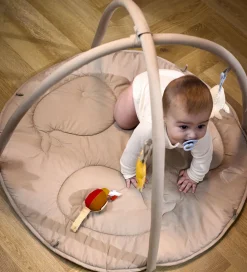 Filibabba Babylegetøj|Aktivitetsstativer*Aktivitetstæppe m. 3 Aktivitetslegetøj - Beige