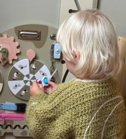 Hemmingsen Kids Babylegetøj|Aktivitetslegetøj*Aktivitetstavle m. Højdemåler - Langhals - 135cm