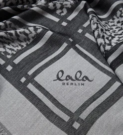 Lala Berlin Tørklæder*Tørklæde - Triangle Tilda - Swoosh Black/White