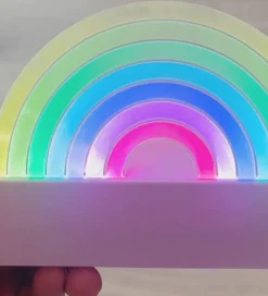 Lalarma Fritstående Lamper|Lamper*Lampe - Dancing Rainbow - 18x11x4 cm - Lilla