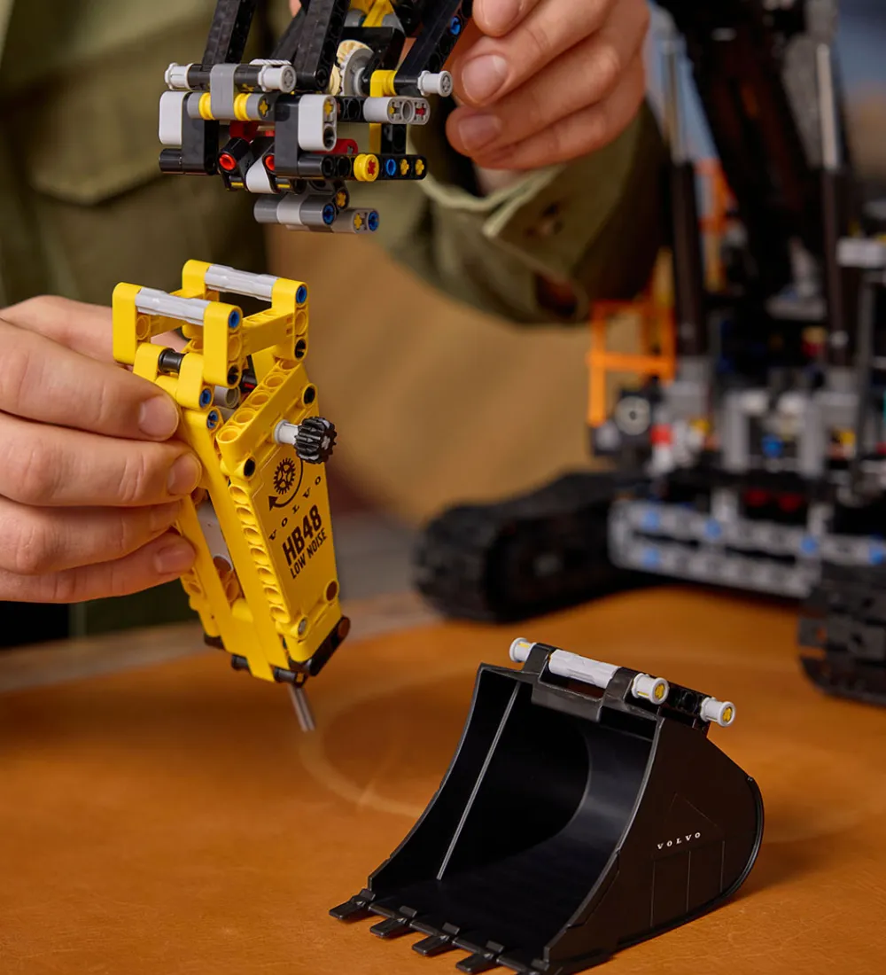 LEGO® Lego®|Konstruktionslegetøj*Technic - Volvo EC500 Hybrid Gravemaskine 42215 - 2359 Del
