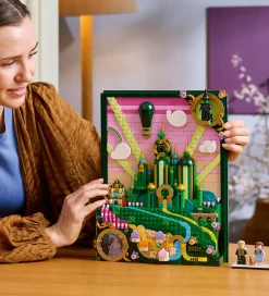 Lego®|Konstruktionslegetøj-LEGO® Wicked - Emerald City - Vægkunst 75685 - 1518 Dele