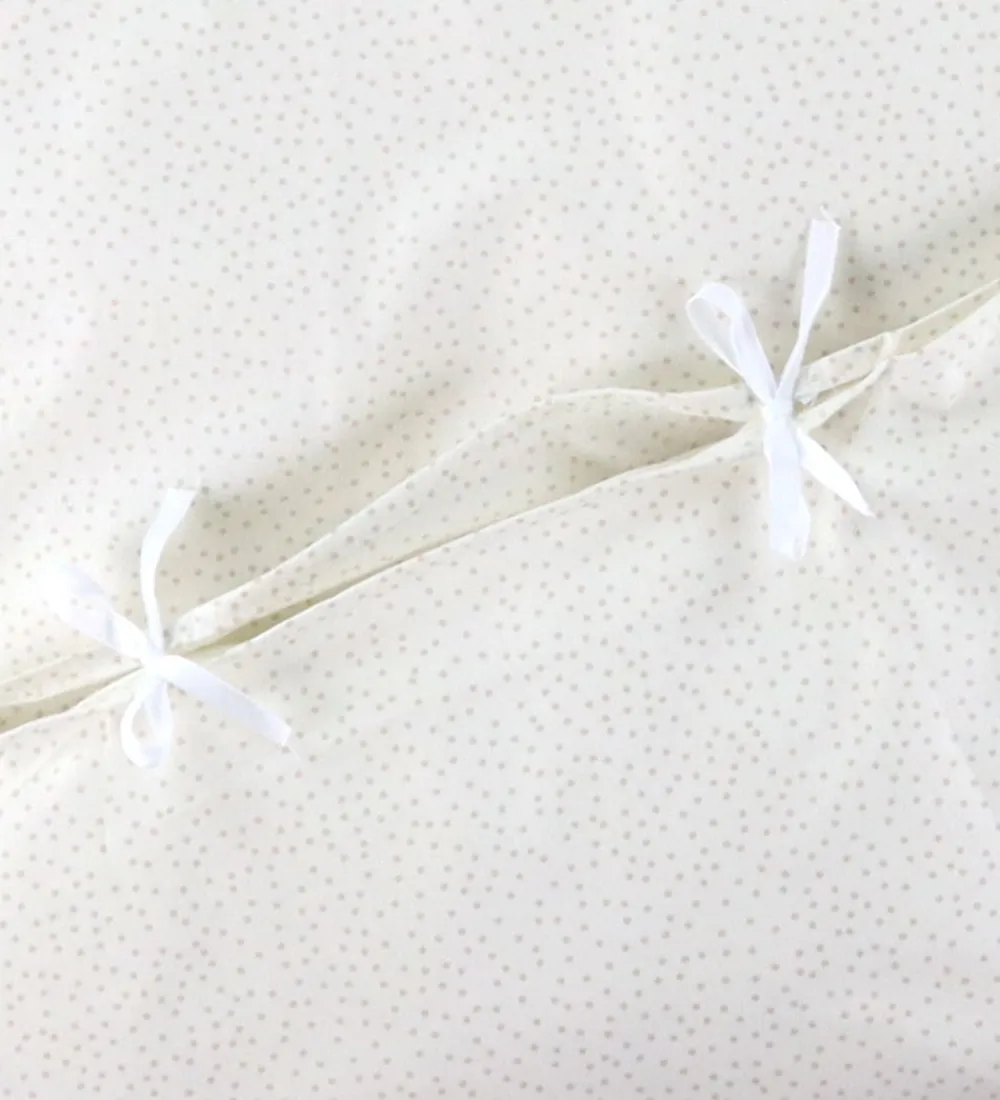 Nørgaard Madsens Sovetid|Sengetøj*Sengetøj - Junior - Off White m. Beige Prikker