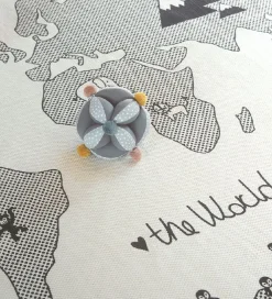 Gulvtæpper-OYOY Gulvtæppe - 135 cm - World - Råhvid/Sort