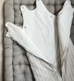 Pine Cone Soveposer*Sovepose - 6-12 mdr. - Beige Stripe